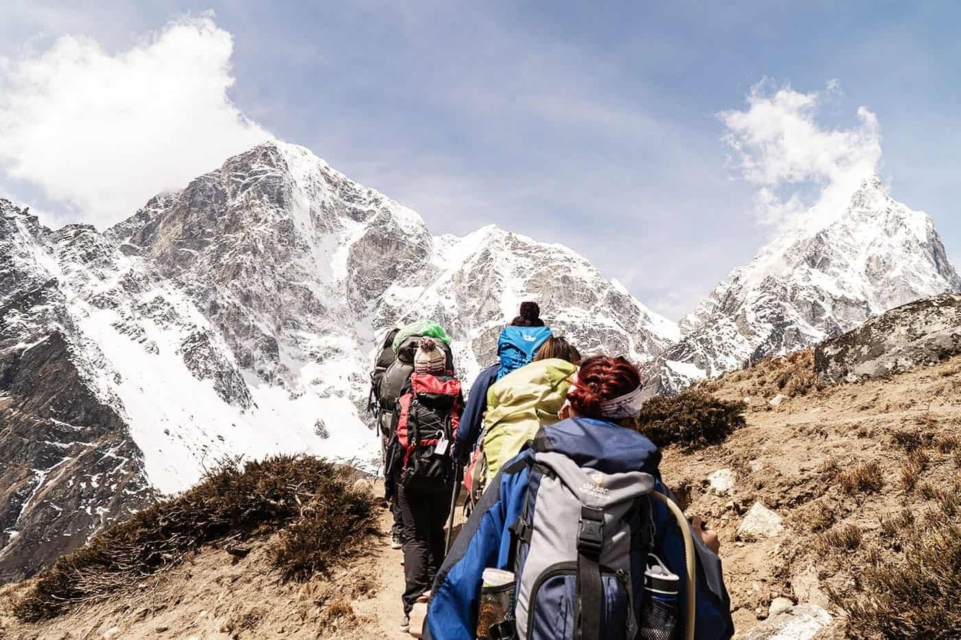 Carretera y paisaje para preparar un viaje seguro en camper