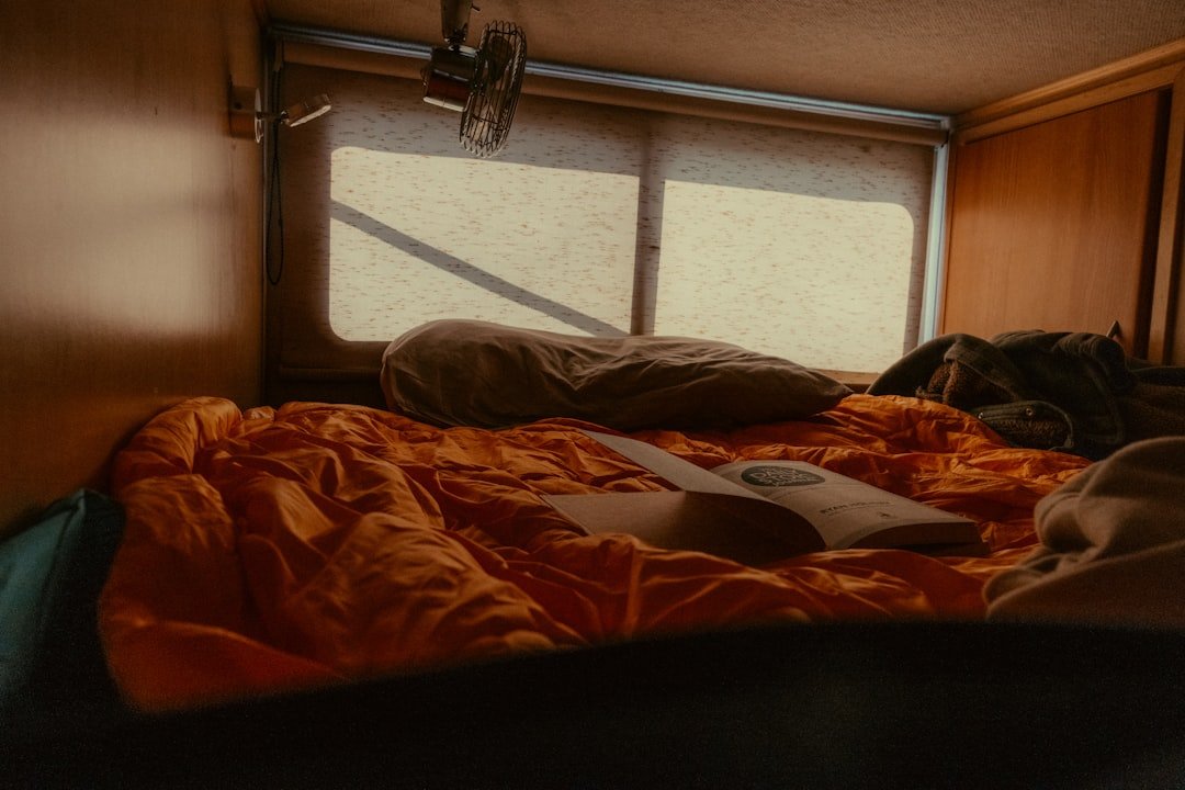 Interior de camper preparado para calefacción diésel en invierno