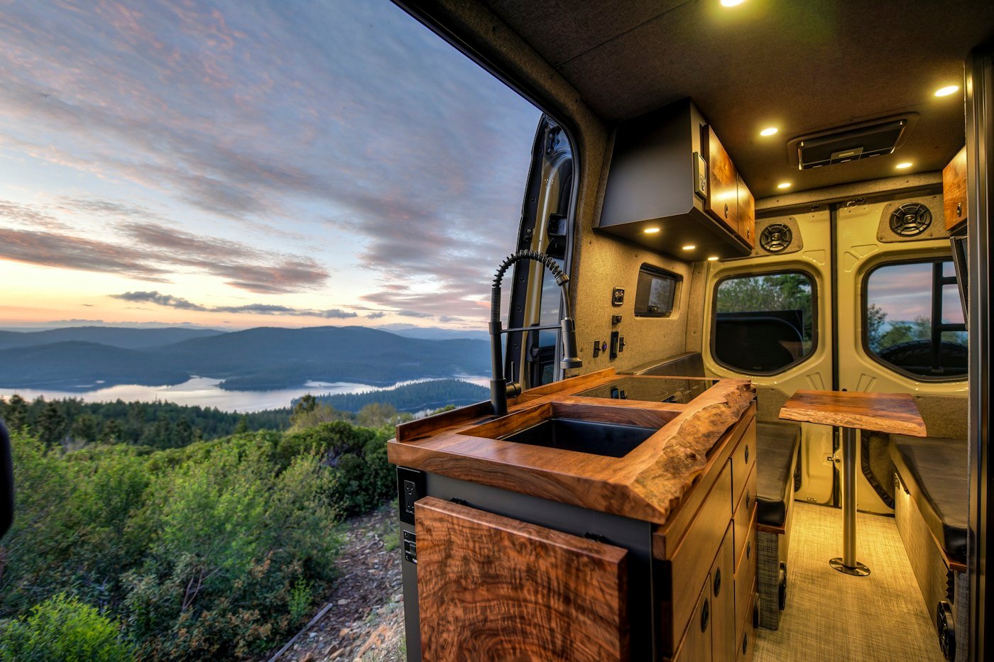 Cocina de una camper con fregadero, muebles y ventana