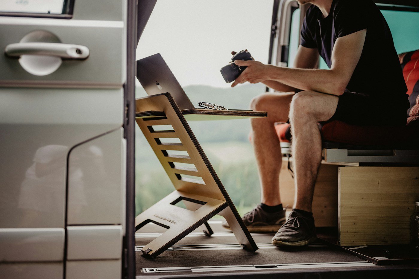 Persona utilizando el espacio trasero de una furgoneta camper