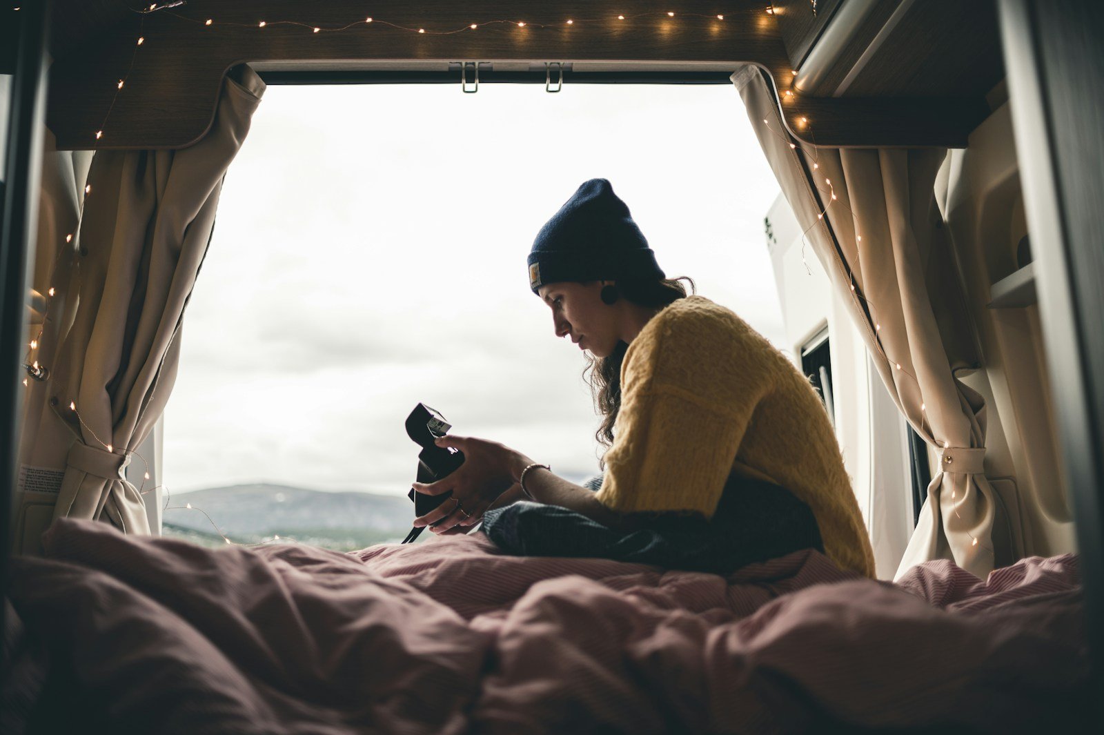 Interior de una furgoneta preparada para viajar