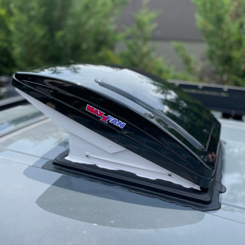 MaxxFan Deluxe 7500K claraboya con ventilador extractor para camper