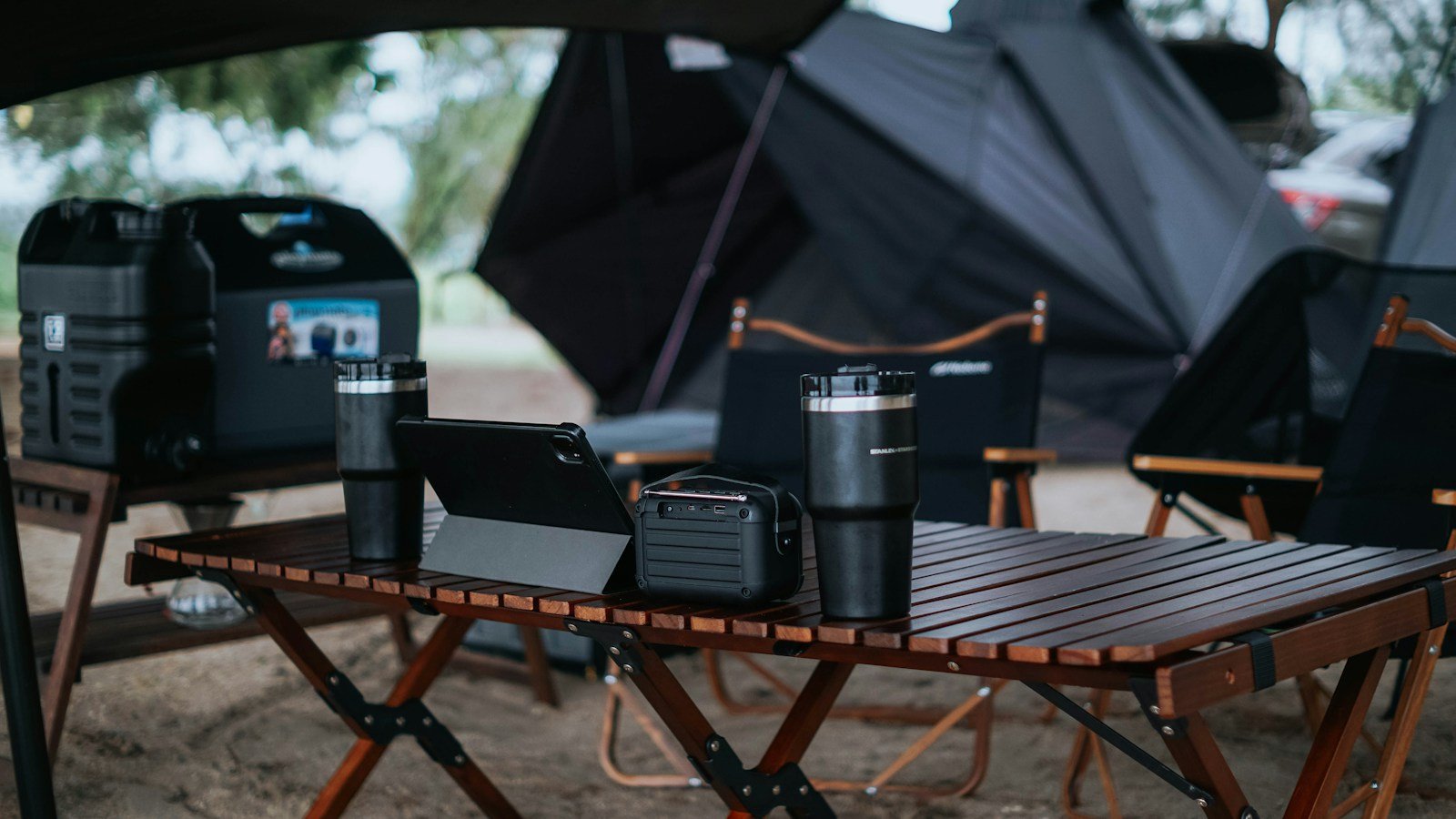 Detalle de una mesa de camping de lamas con asientos y accesorios