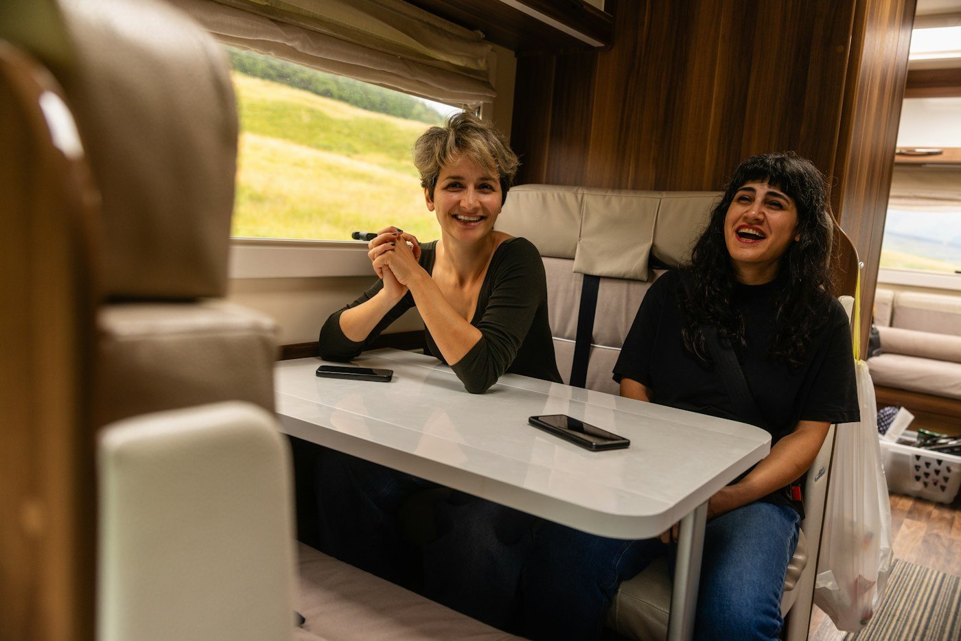 Dos personas compartiendo la mesa dentro de una camper