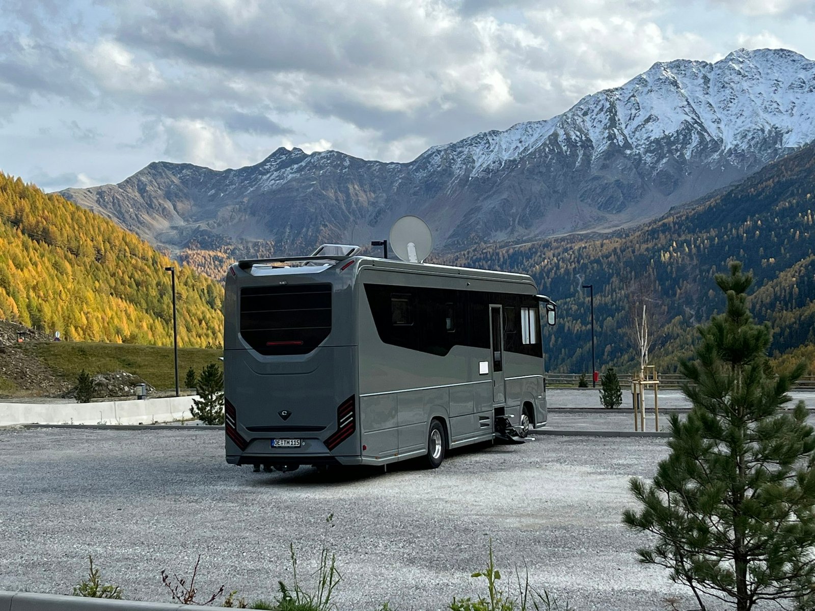 Autocaravana estacionada con montañas al fondo