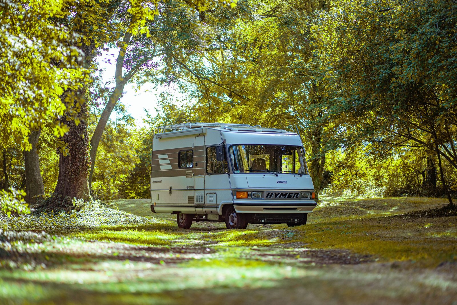 Camper estacionada en un entorno natural
