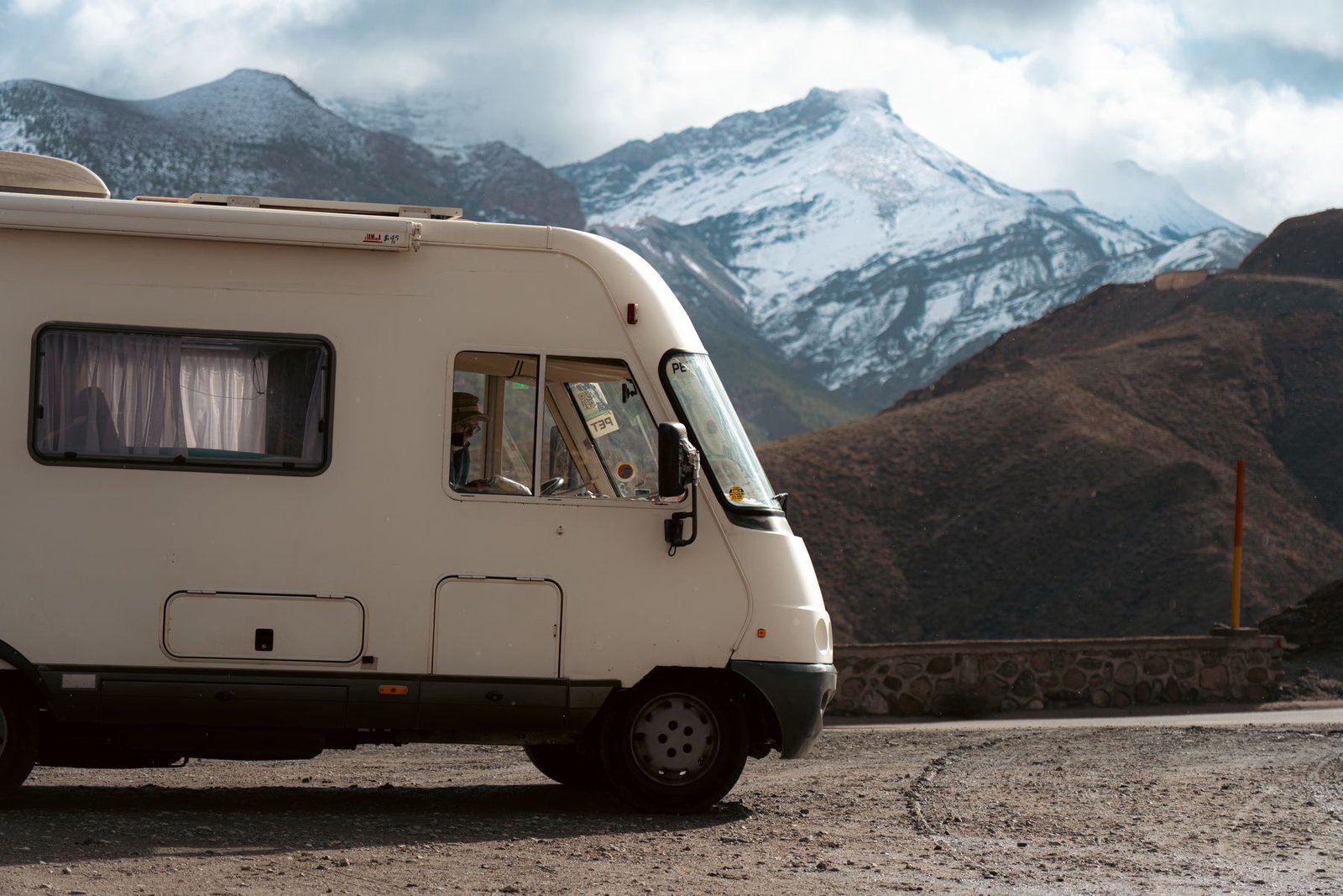 Camper en carretera de montaña para identificar modelo y compatibilidad