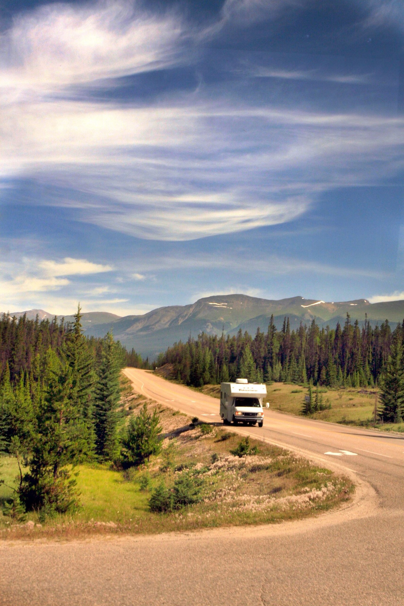 Camper viajando por una carretera abierta