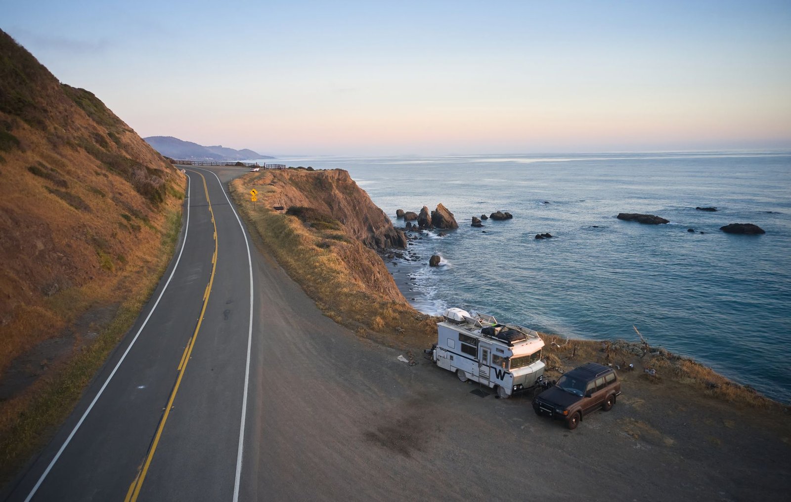 Camper junto a carretera costera para equipamiento y accesorios