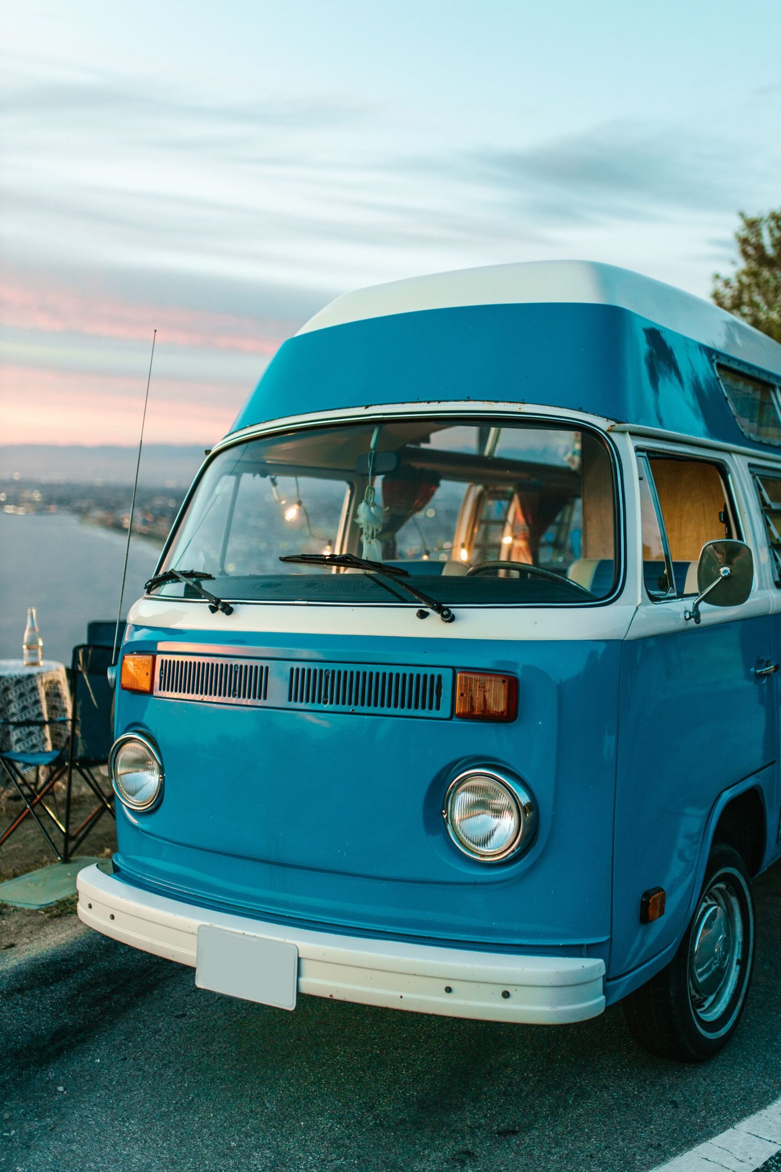 Furgoneta camper junto a la costa al atardecer