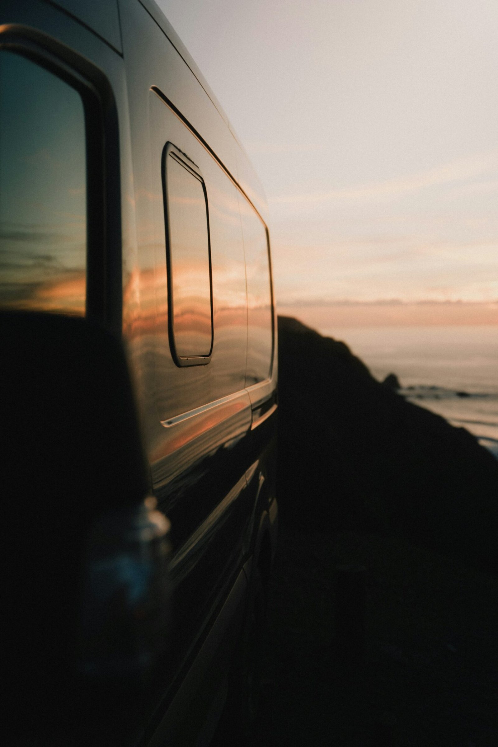 Furgoneta camper junto al mar al atardecer