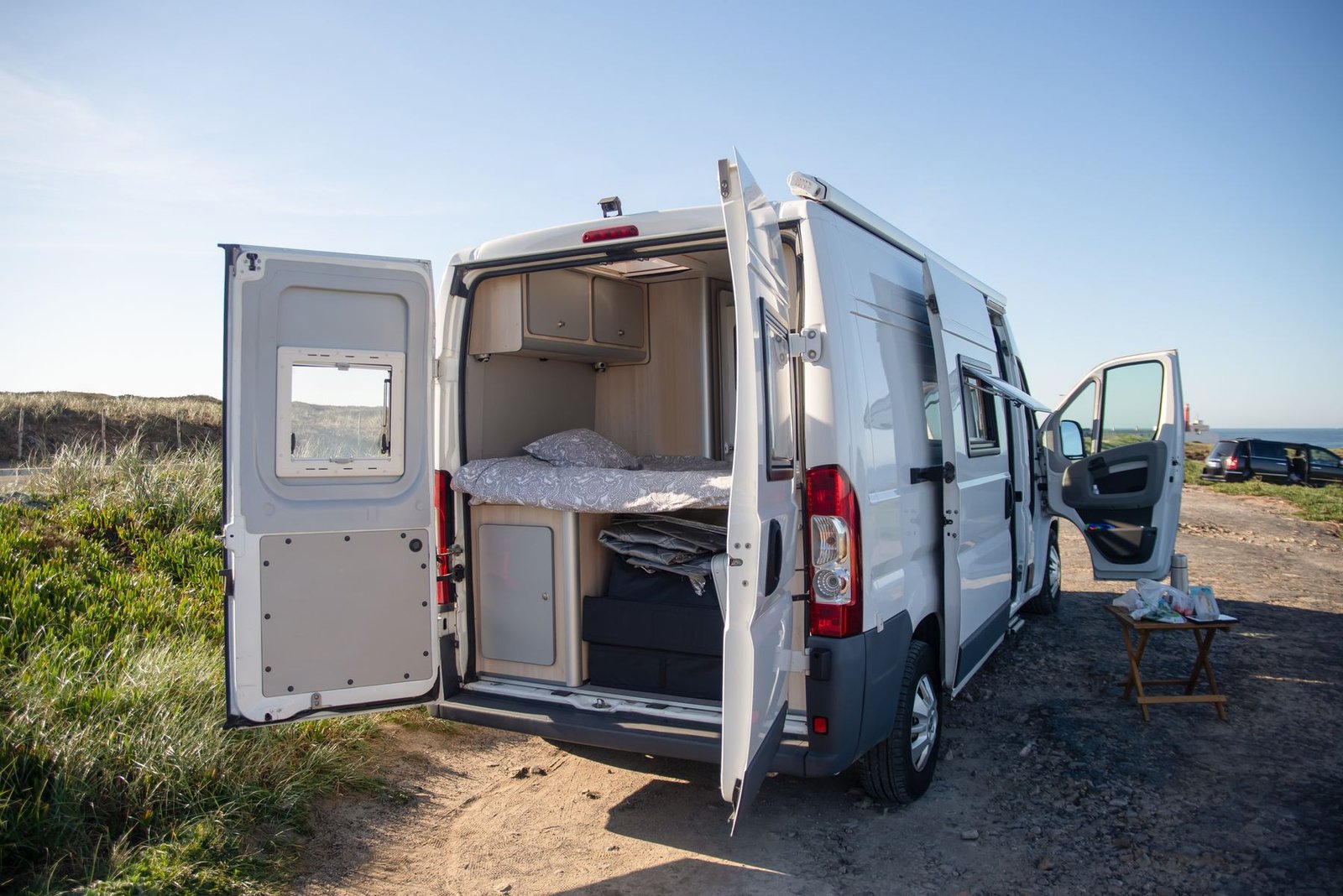 Camper preparada para viajar junto a un paisaje costero