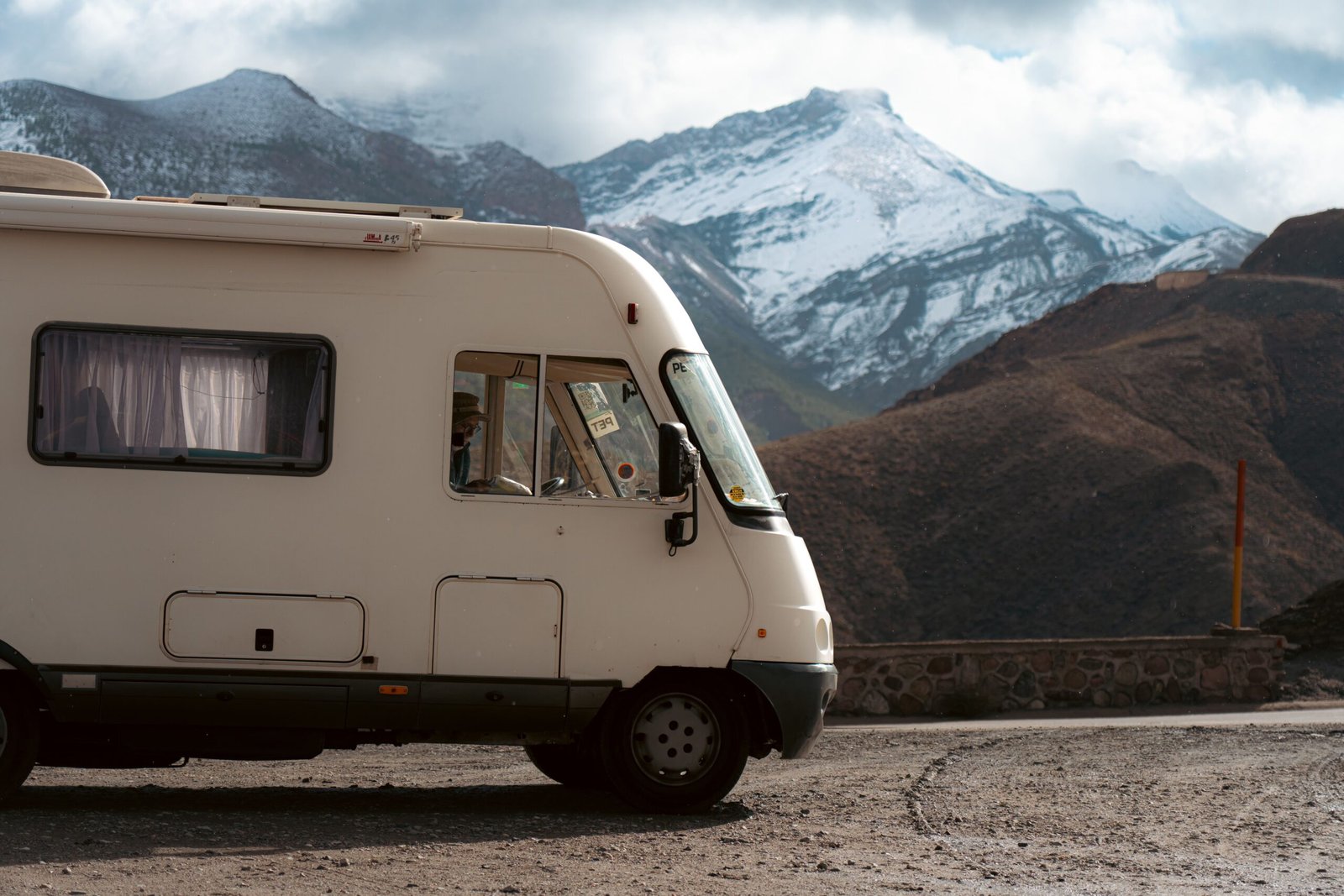 Camper frente a cumbres nevadas