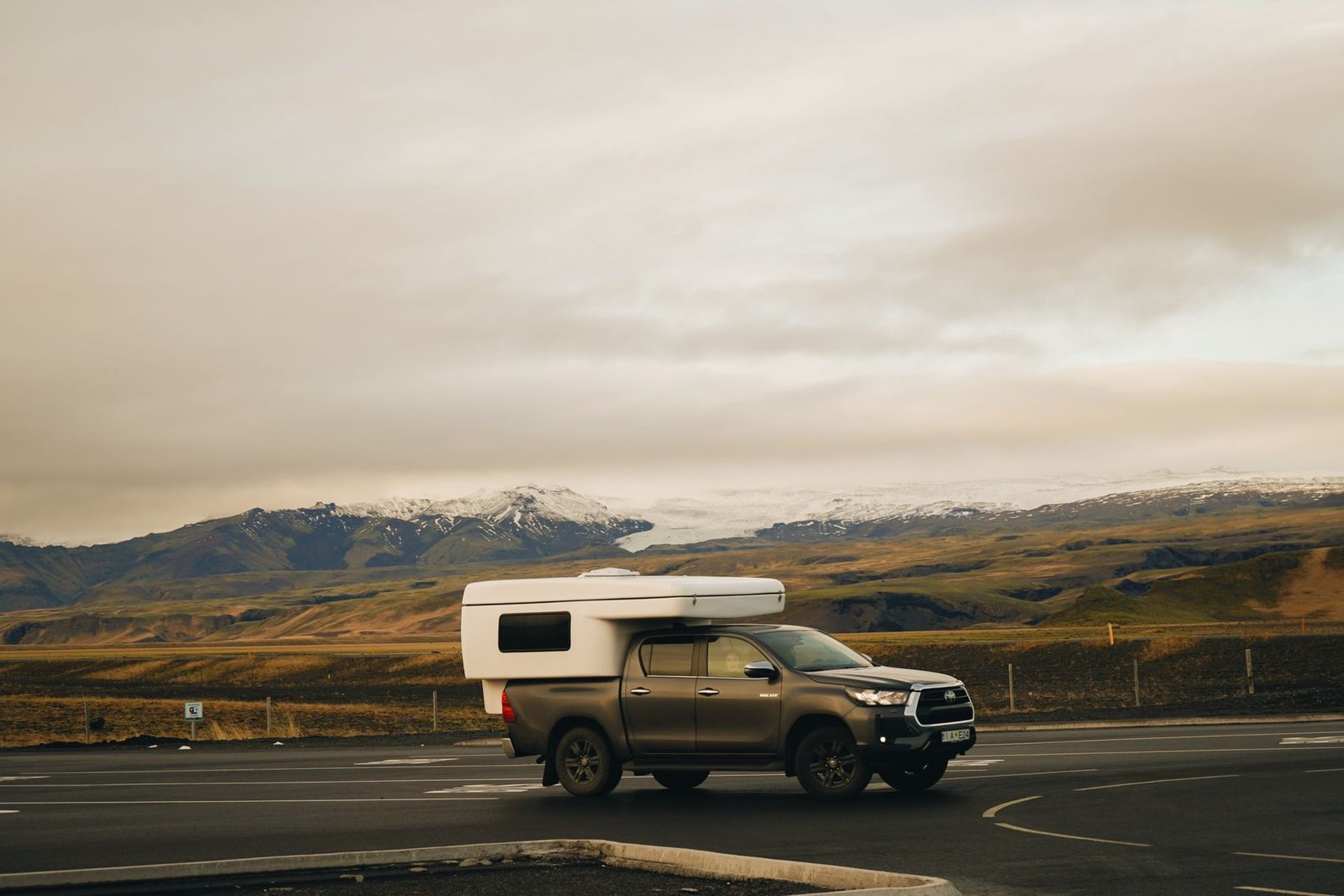 Camper en carretera de montaña como proyecto preparado para viajar