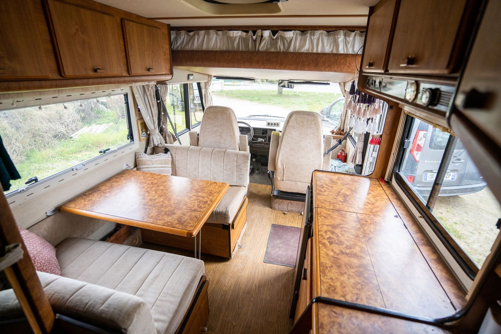 Interior de camper con muebles de madera y zona de estar