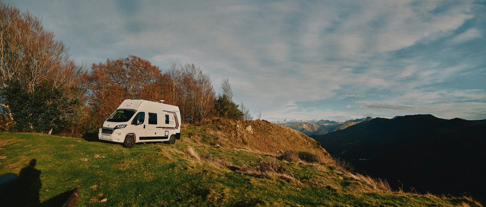 Furgoneta camper en un entorno de montaña