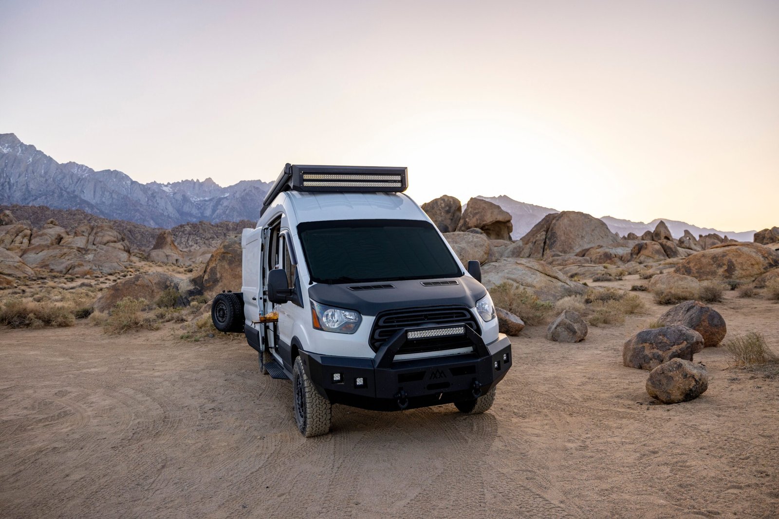 Camper de aventura en un paisaje de montaña