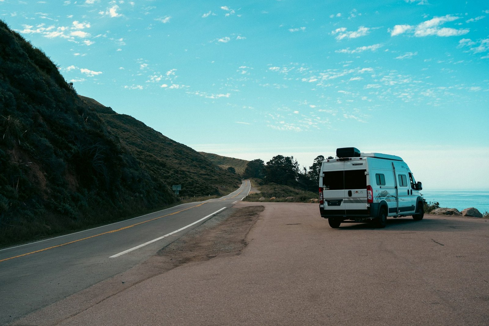 Camper en una carretera costera durante un viaje por el norte de España