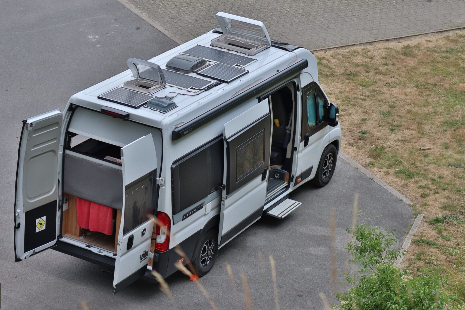 Vista aérea de una furgoneta camper con paneles solares en el techo