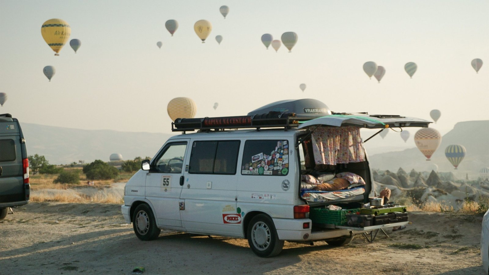 Camper de viaje en un paisaje abierto al amanecer