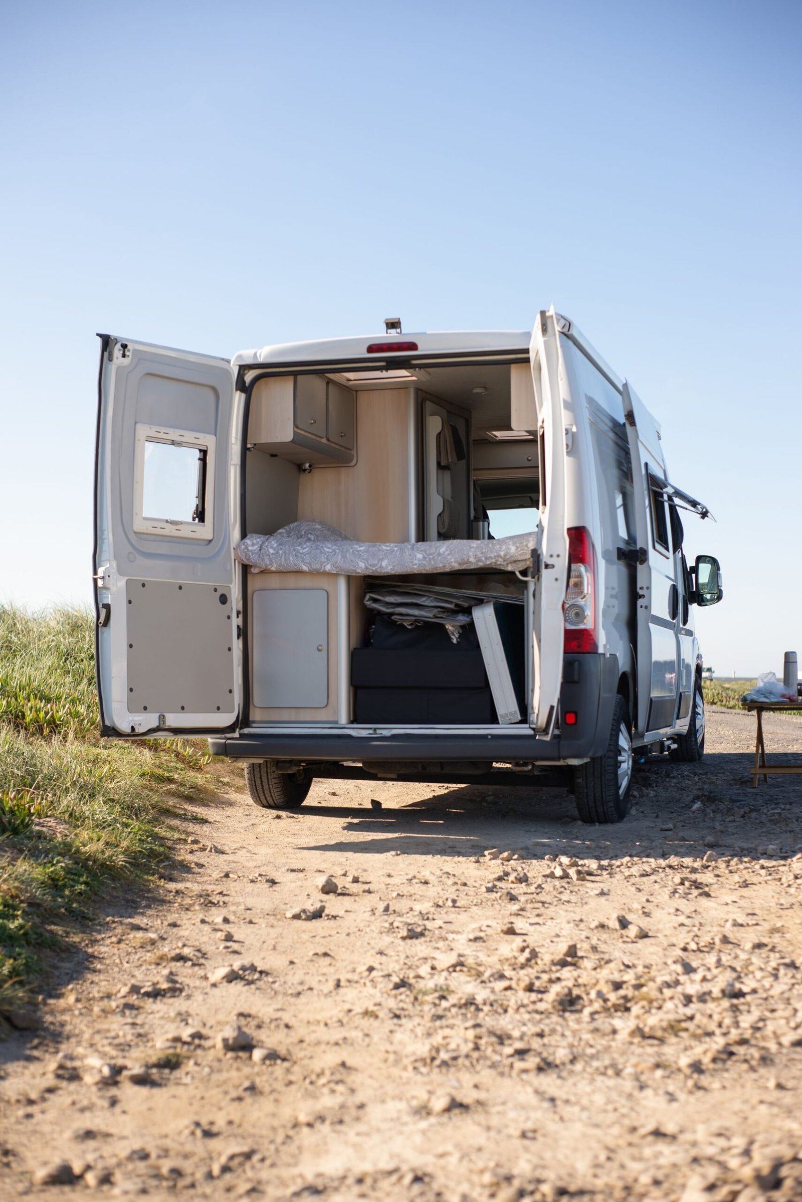 Camper en ruta preparada para una escapada y viaje por carretera
