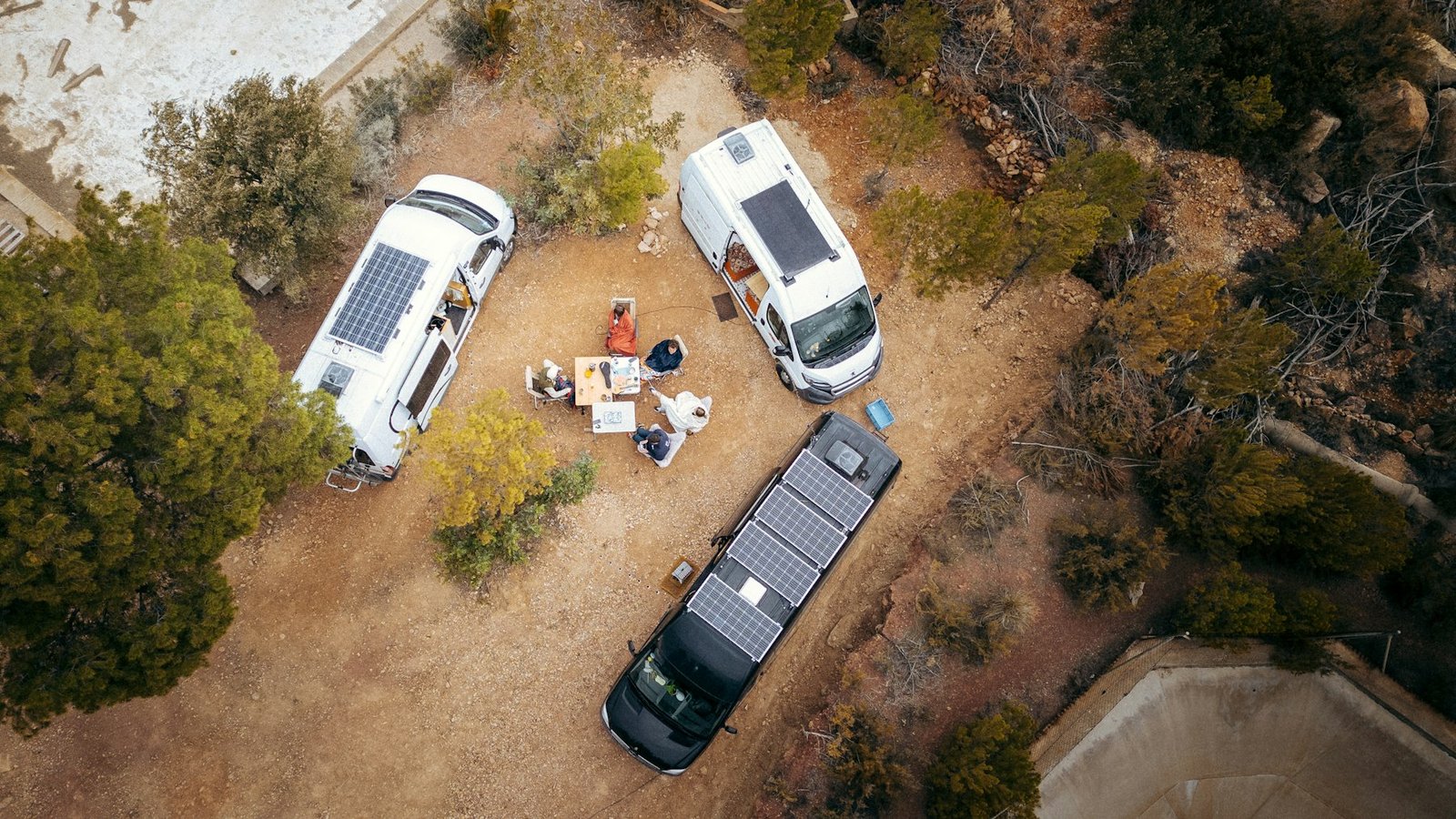 Varias furgonetas camper reunidas en una zona de acampada