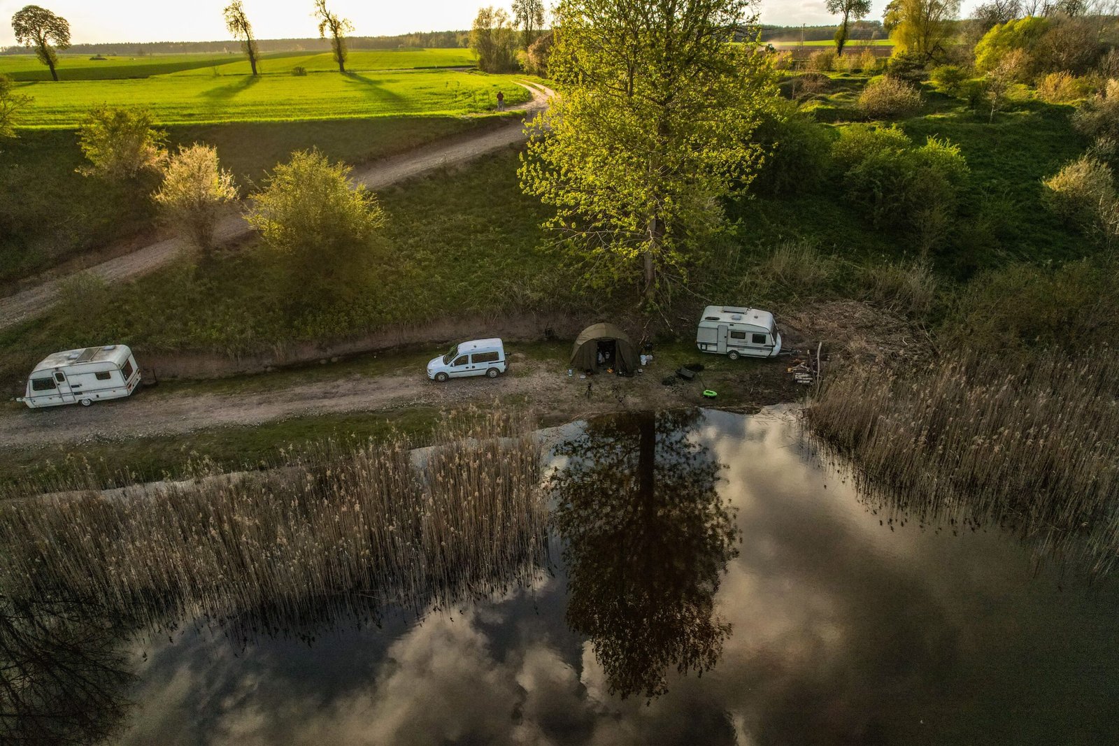 Vista aérea de caravanas en un camping junto a un lago