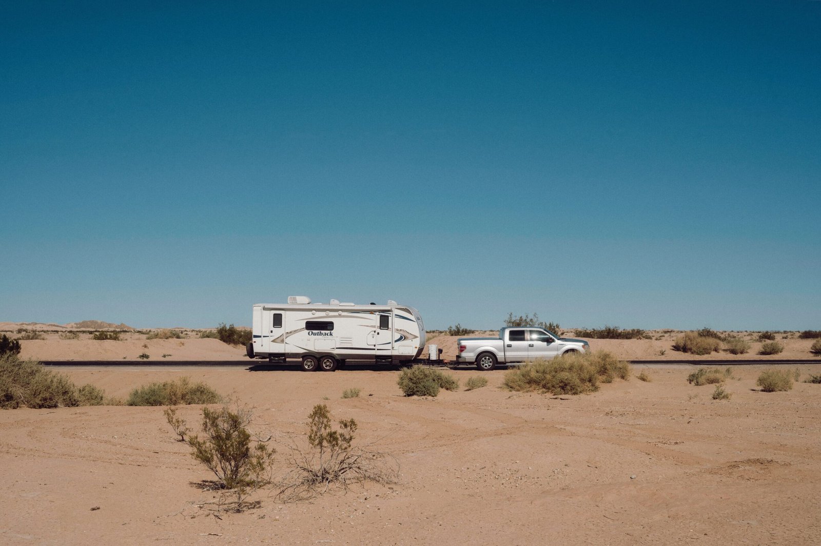 Vehículo remolcando una caravana por carretera con conexión eléctrica de remolque