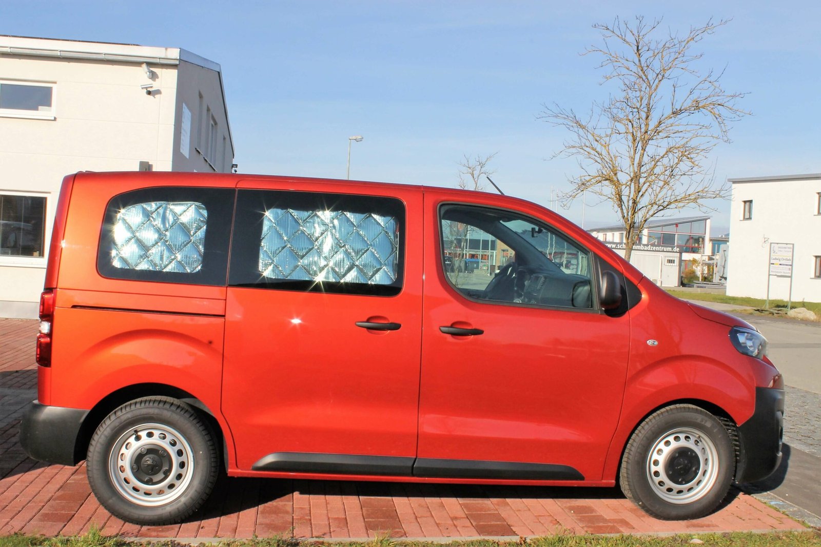 Peugeot Expert con oscurecedores térmicos reflectantes