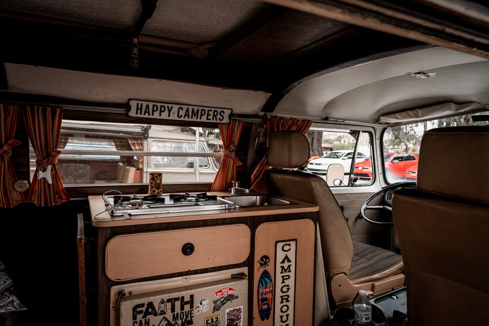 Cocina compacta de camper con fregadero