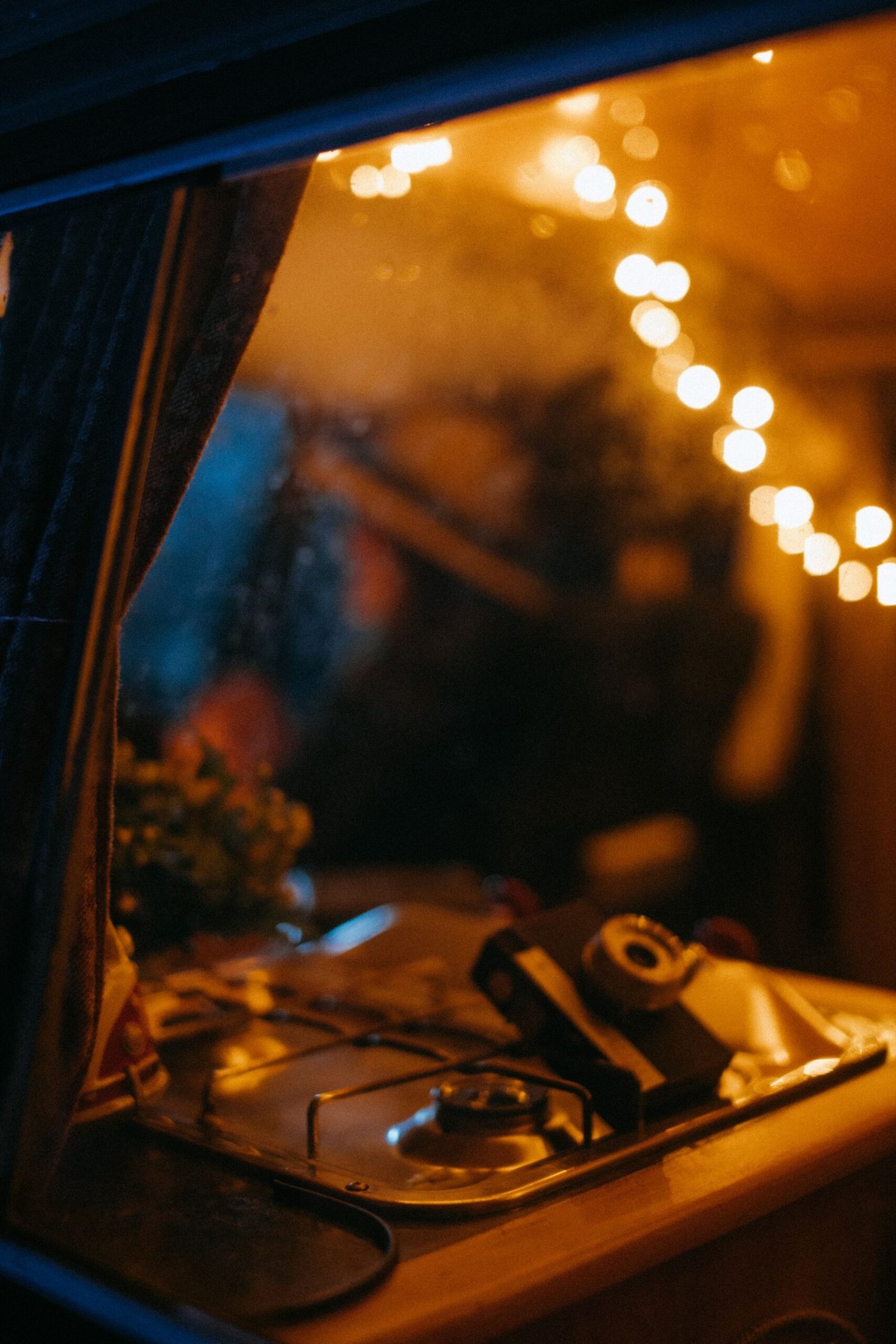 Interior cálido de camper con cocina e iluminación ambiental