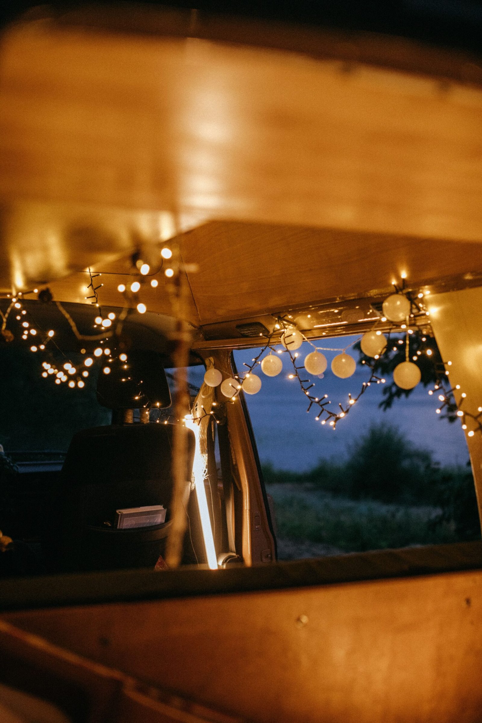 Interior de camper iluminado al anochecer