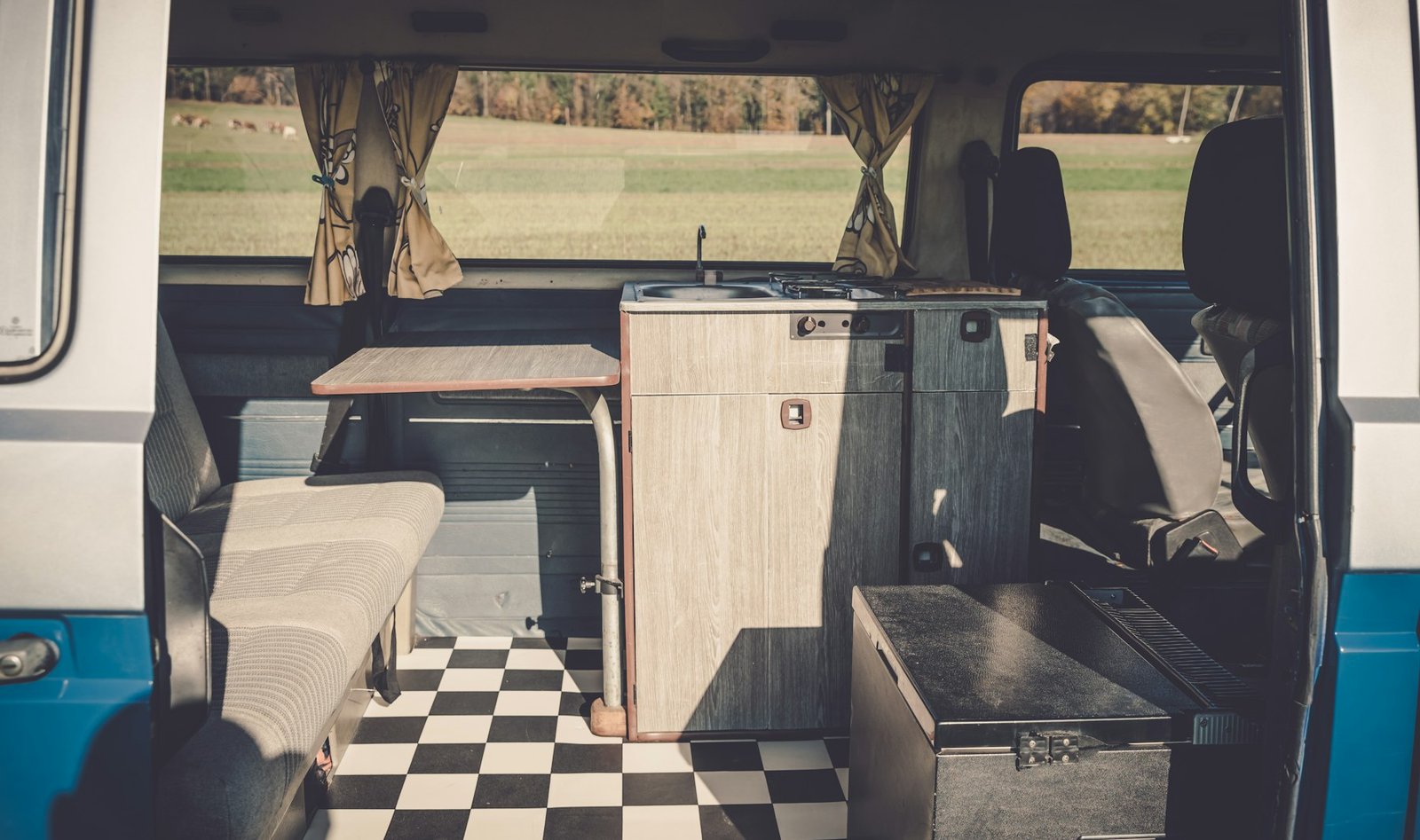 Interior de camper con mesa y muebles de madera