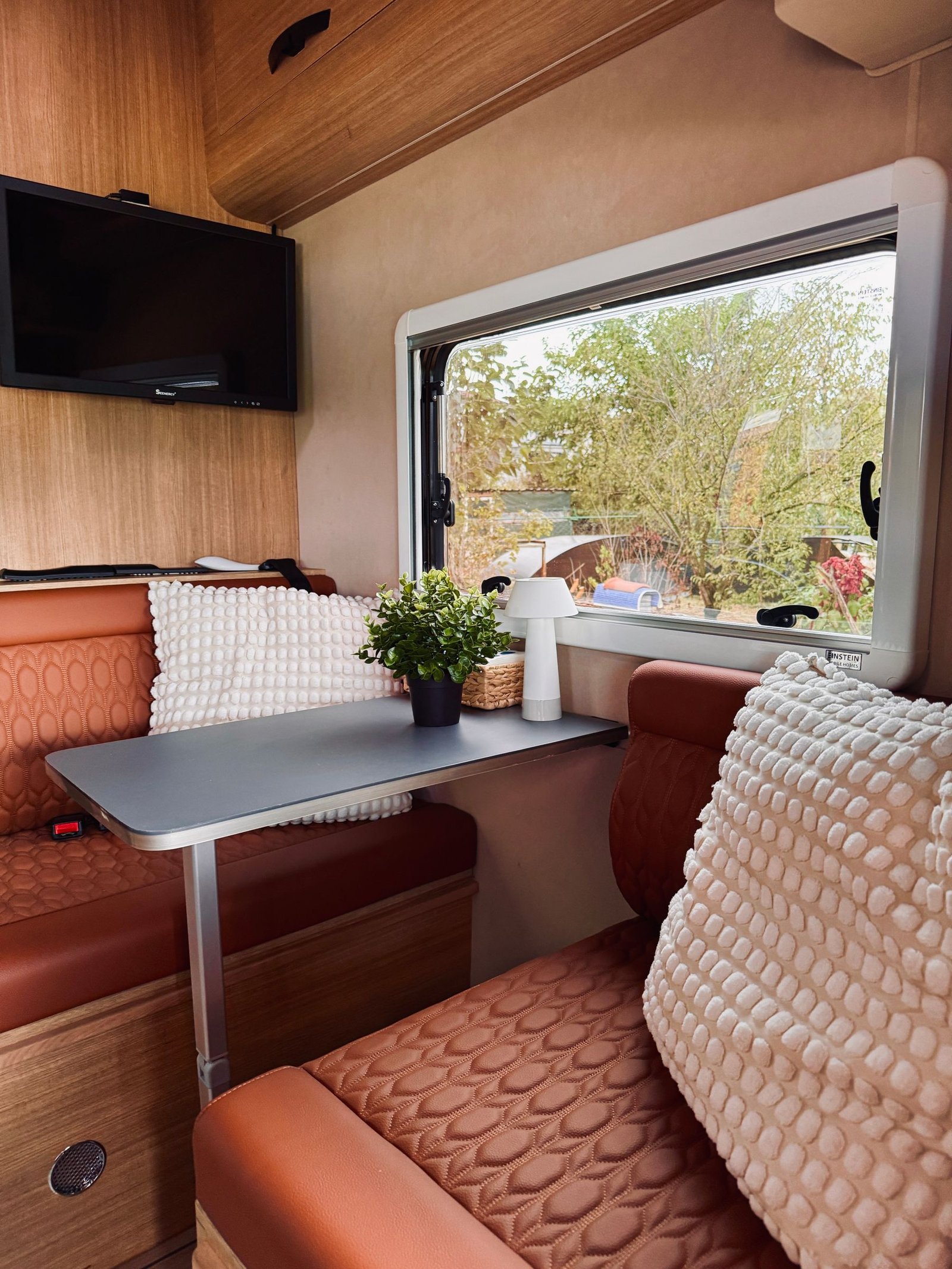 Interior moderno de camper con salón y mobiliario compacto
