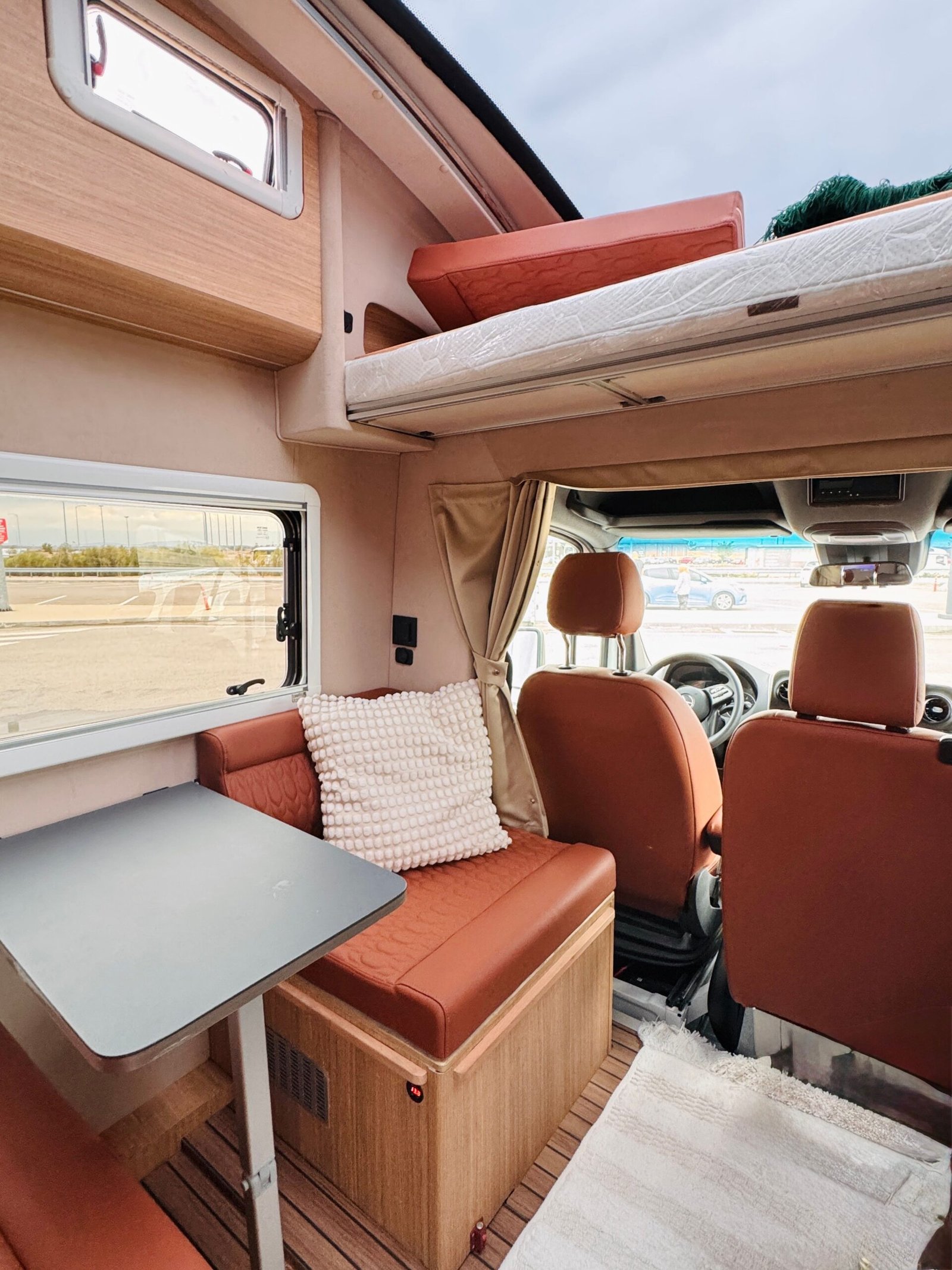 Interior moderno de camper con zona de estar y mobiliario compacto