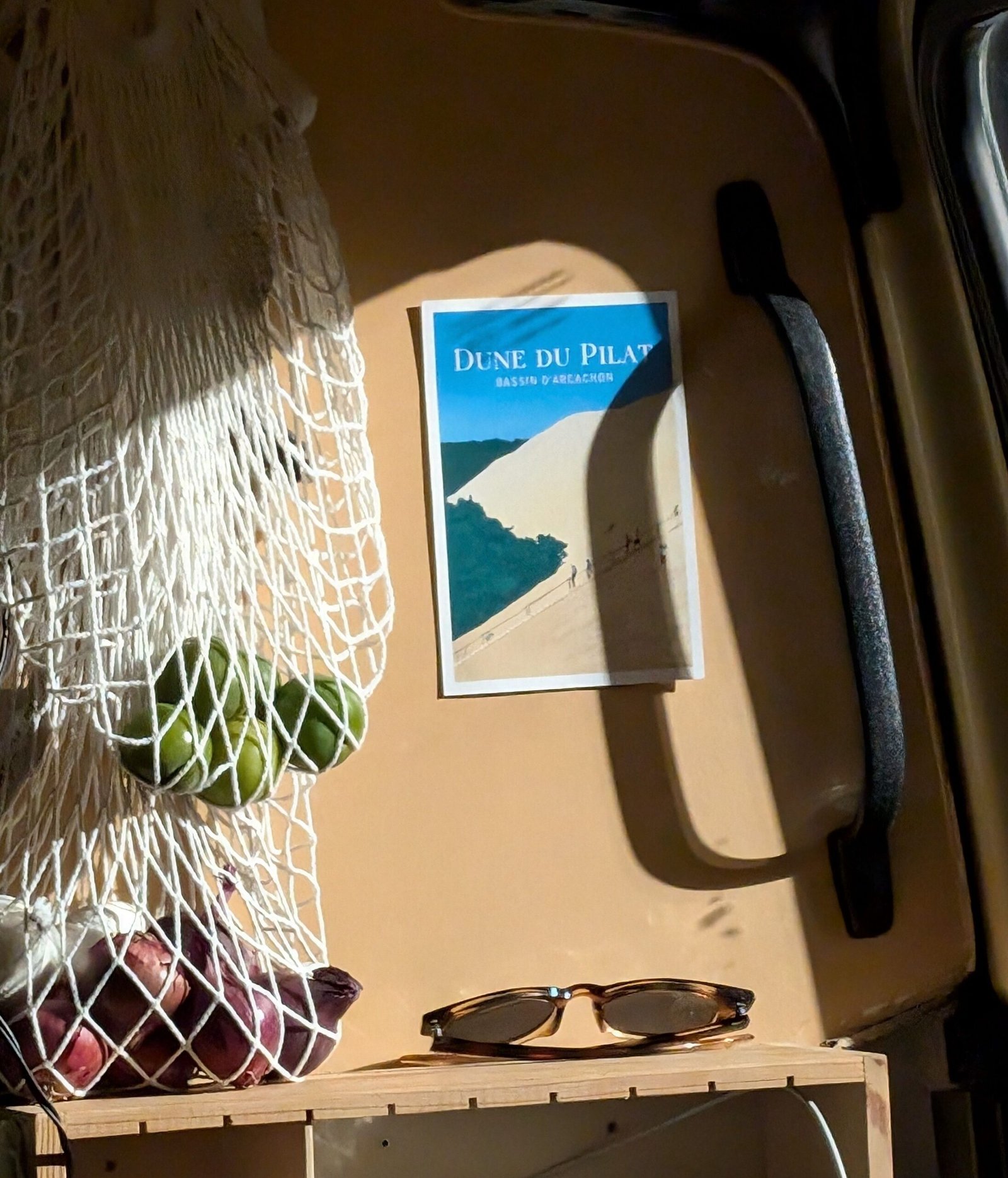 Interior de camper organizado tras una reforma completa