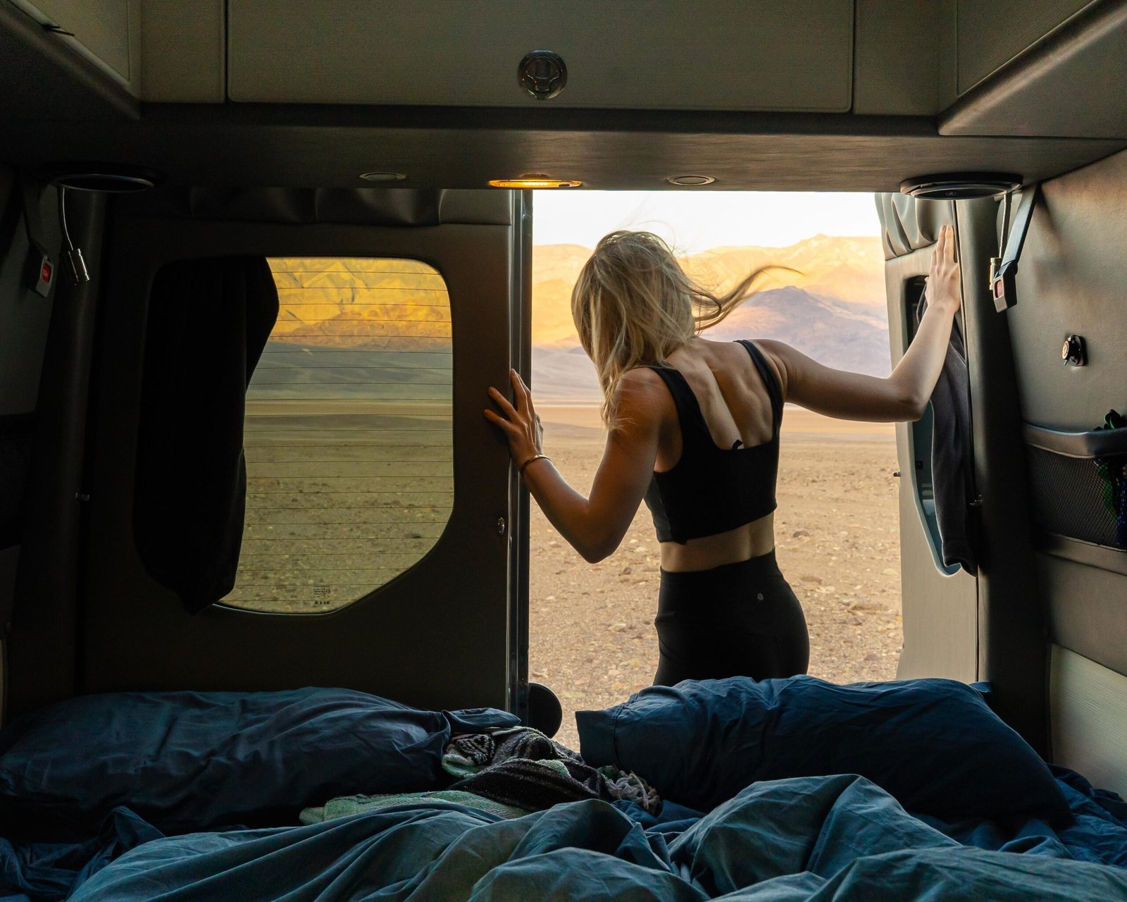 Interior de una camper abierta al paisaje durante un viaje