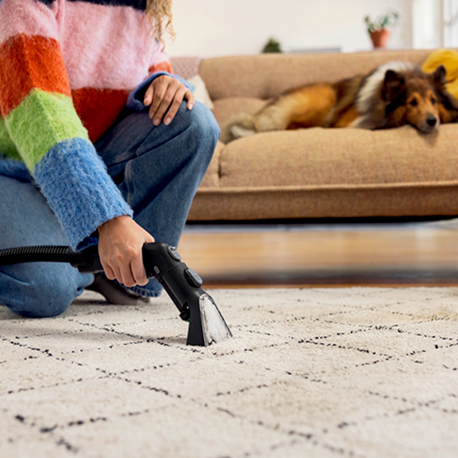 Kärcher SE 3 Compact Home limpiando una superficie textil