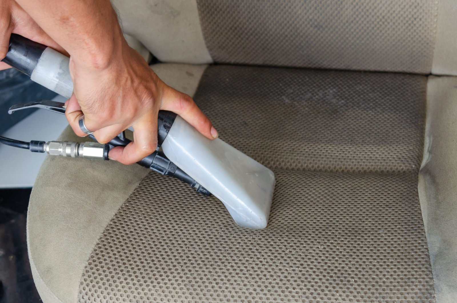 Limpieza profunda de un asiento de vehículo con máquina de extracción