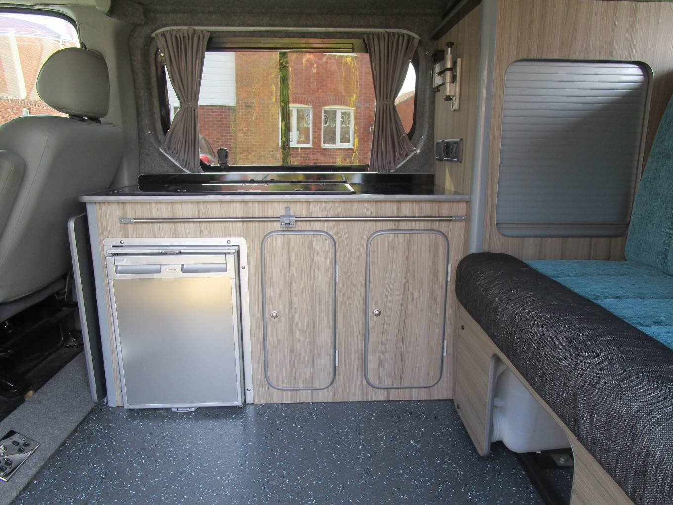 Producto o módulo relacionado con Muebles y organización para Nissan Primastar camper: VanEssa y Reimo