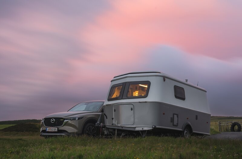 Caravana ERIBA Touring en un prado al atardecer