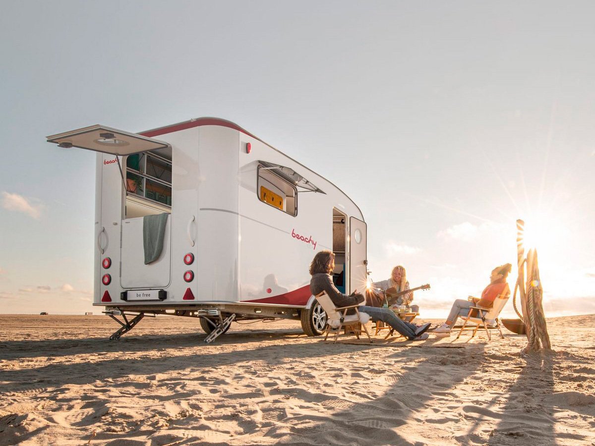 Caravana Hobby Beachy en una playa con ambiente de atardecer