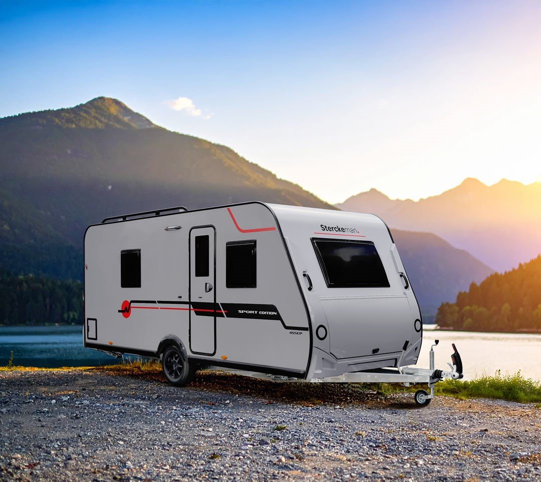 Caravana Sterckeman Sport Edition junto a un lago de montaña al atardecer