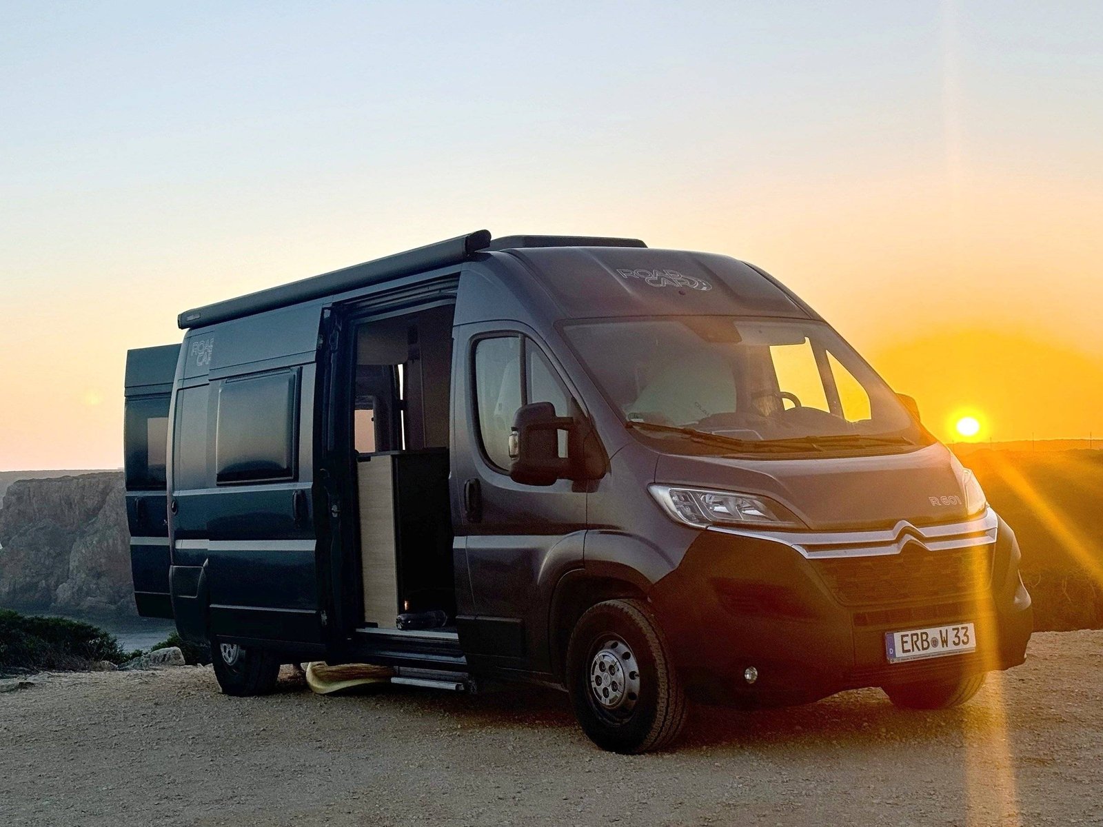 Citroën Jumper camper estacionada con luz cálida de atardecer