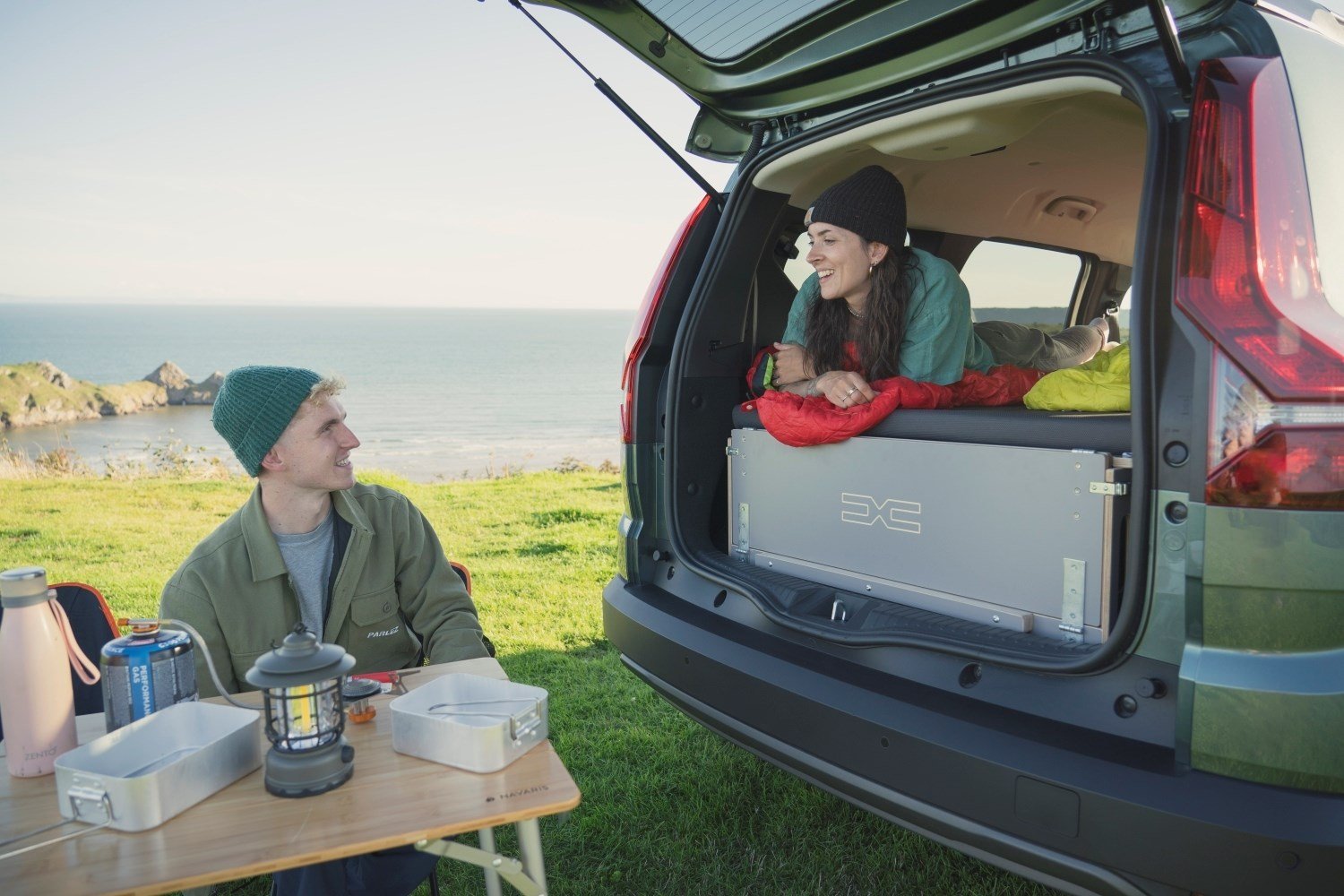 Dacia Jogger con Sleep Pack preparada para acampar junto al mar