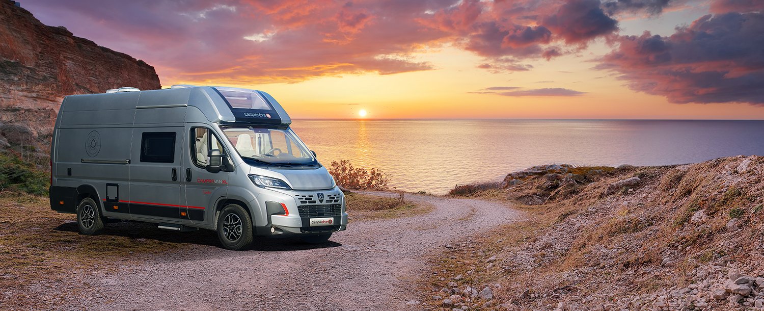Fiat Ducato camper junto a la costa al atardecer