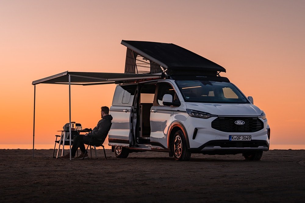 Ford Transit Custom Nugget camper con toldo al atardecer