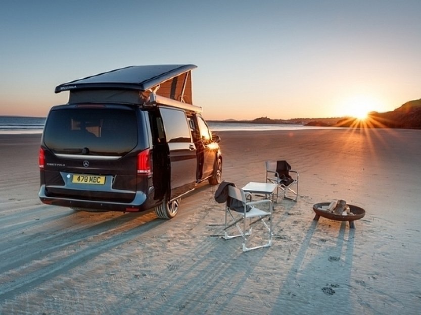 Mercedes Marco Polo camper con techo elevable en una playa al atardecer