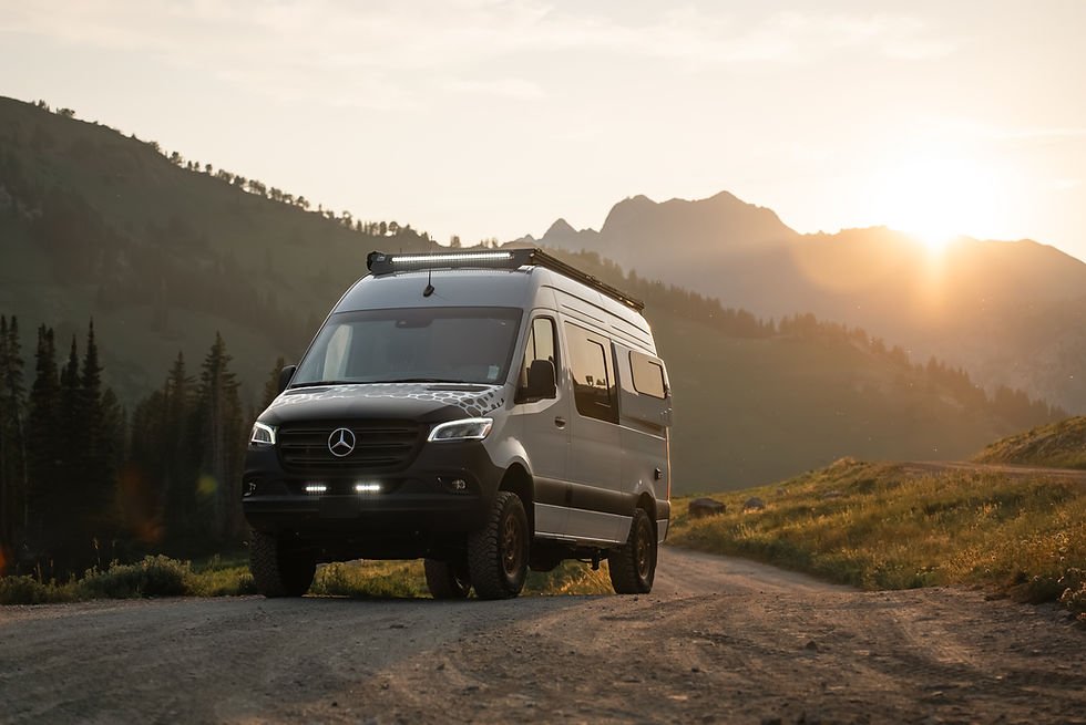 Mercedes Sprinter camper en una pista de montaña con luz de atardecer