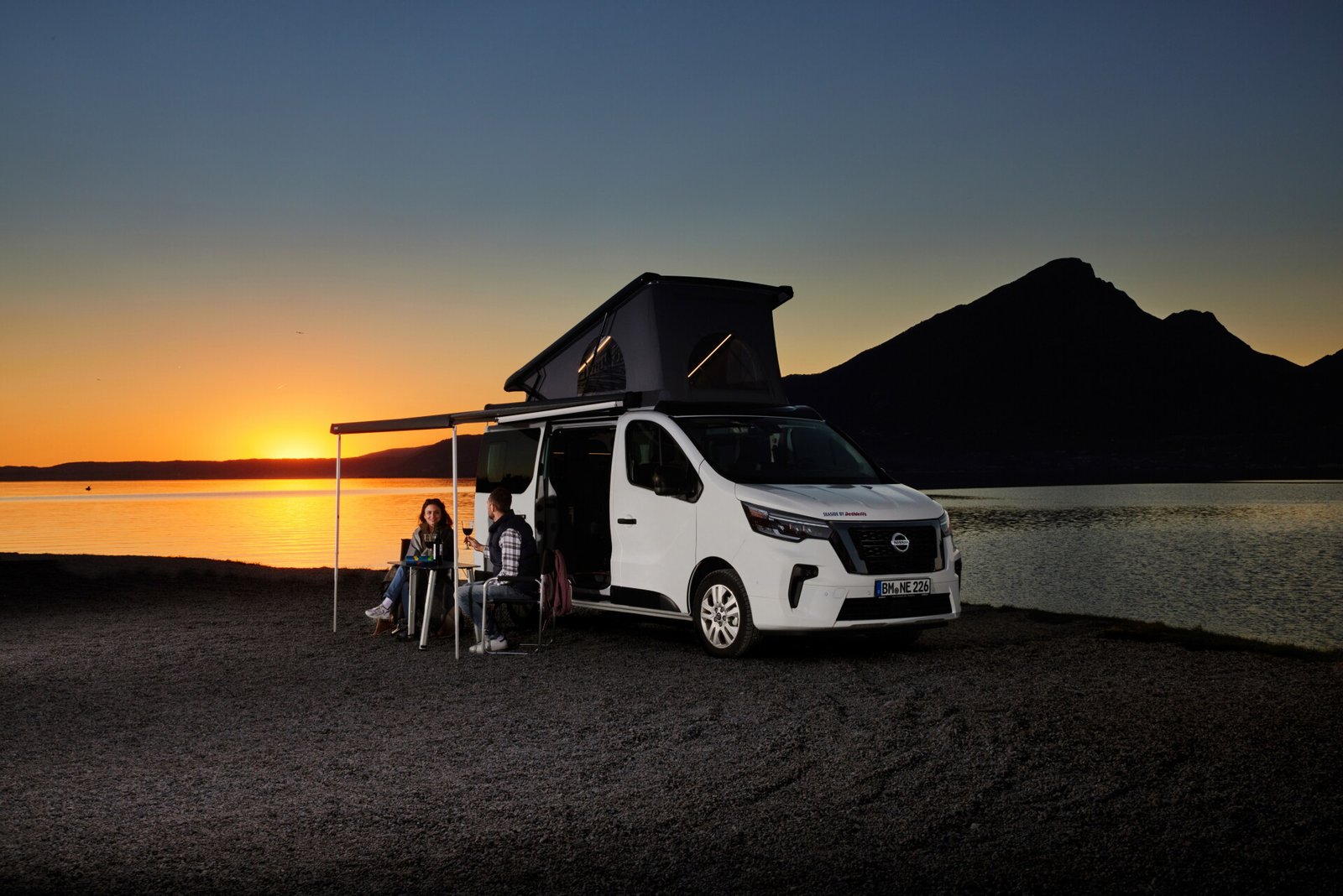 Nissan Primastar Seaside camper junto a un lago al atardecer